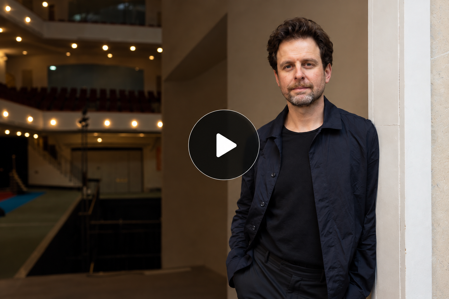 Moritz Winker introduces the bassoon in a concert hall