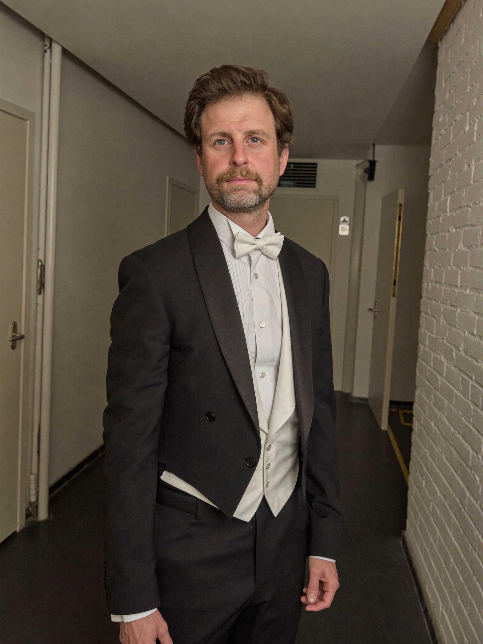 Moritz Winker in concert dress backstage