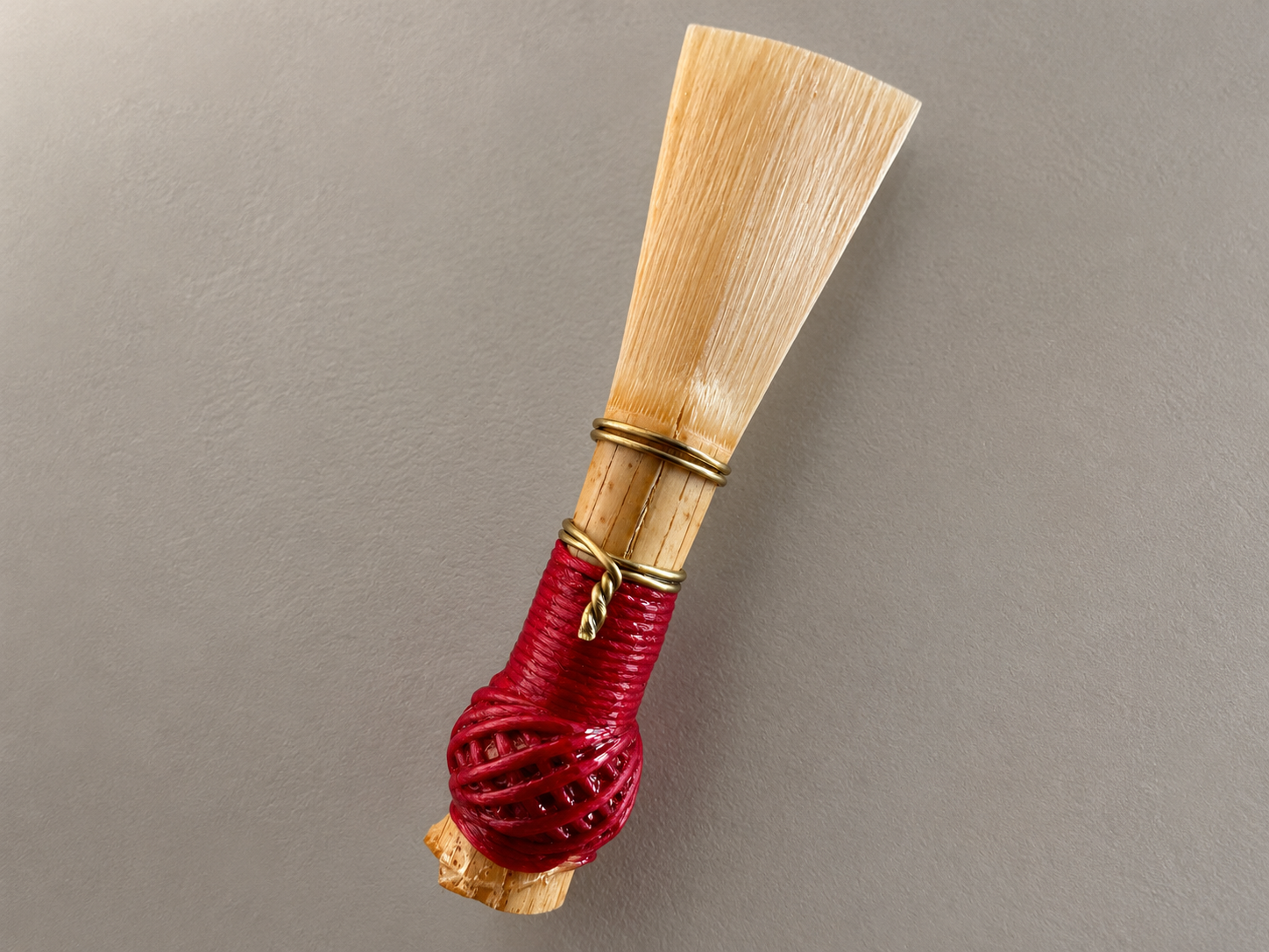 Handgefertigtes Fagottrohr mit roter Wicklung